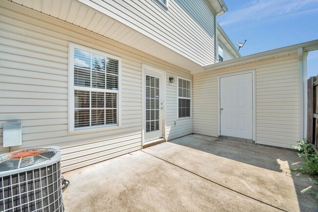 Building Photo - Townhome for rent five minutes from I-24