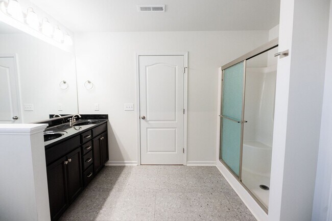 Building Photo - Amazing 4 bedrooms, 2.5 baths 2-story home in Clemmons w/ 2 car garage/fenced in backyard