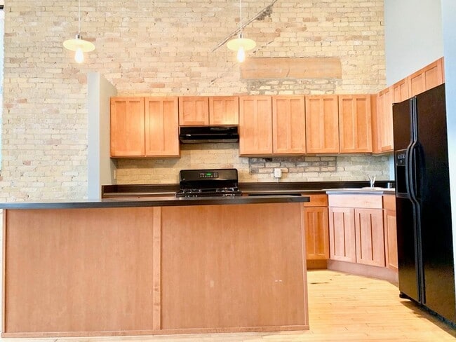 Building Photo - Stunning South 2nd Studio!