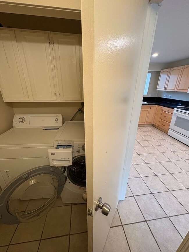 Building Photo - Top Floor 2 Bed 1.5 Bath Two Story Condo I...