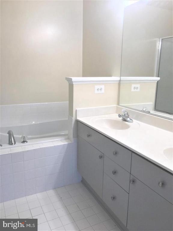Building Photo - 2480 Angeline Dr