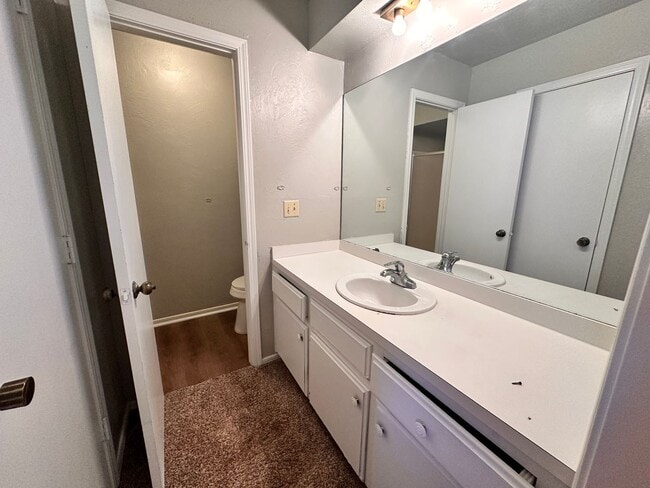 Building Photo - 2 Bedroom, 2 Bathroom Unit in Quiet Cul-de...