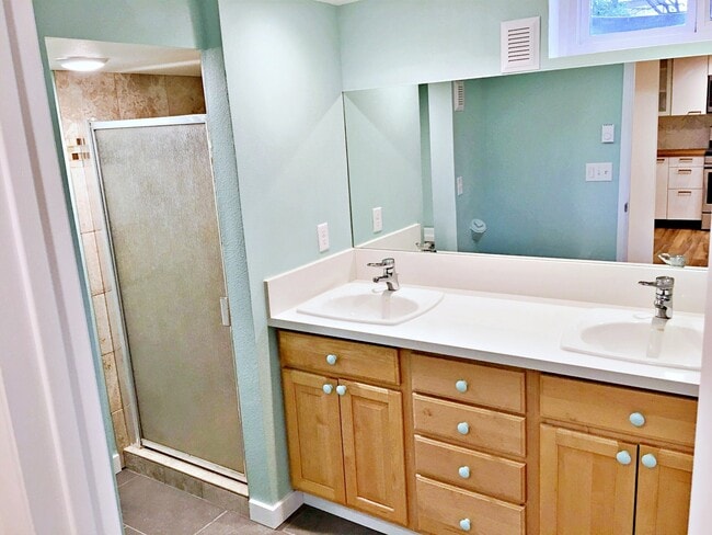 Building Photo - 5404 NE 54th Ave