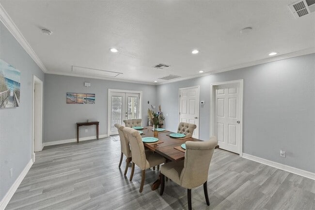 Building Photo - 3328 Bernardo De Galvez Ave