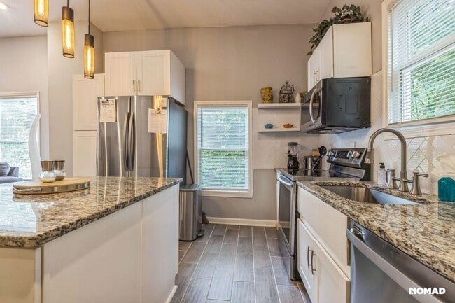 Building Photo - Spacious 4BR House in Atlanta