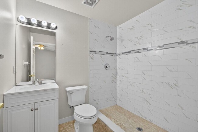 Building Photo - 16971 Mayfair Dr E