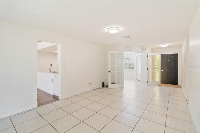 Building Photo - 2209 Banbury Ave