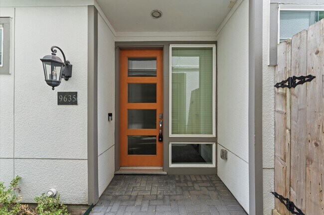 Building Photo - 9635 Riddlewood Ln
