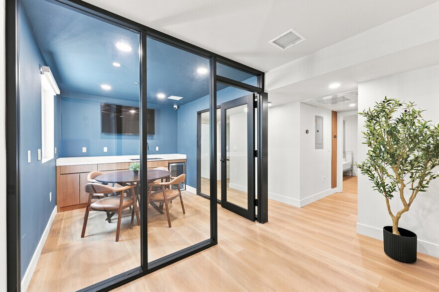 Building Photo - 1575 W 35th Pl