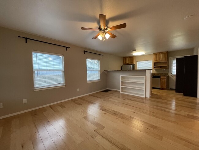 Building Photo - 570 E 19th St