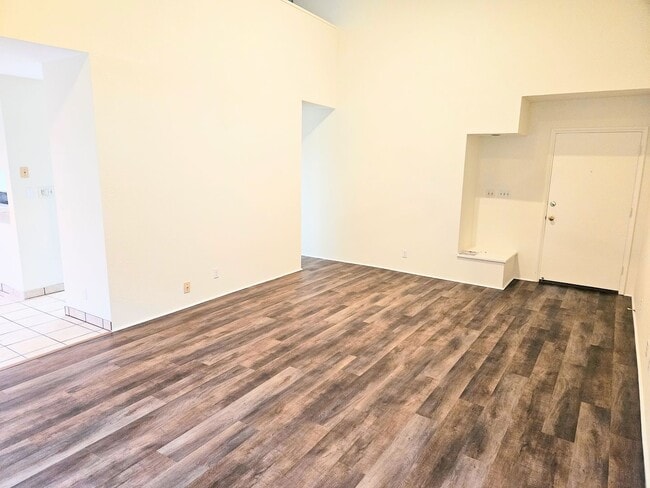 Building Photo - Niu Valley 4 Bedroom 3 Bathroom 2 Parking Home