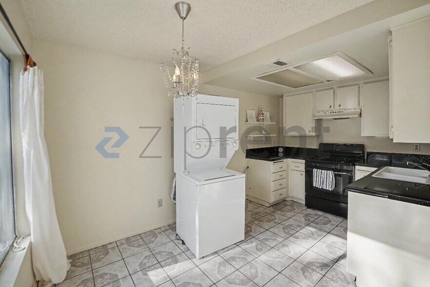 Building Photo - Unit 3