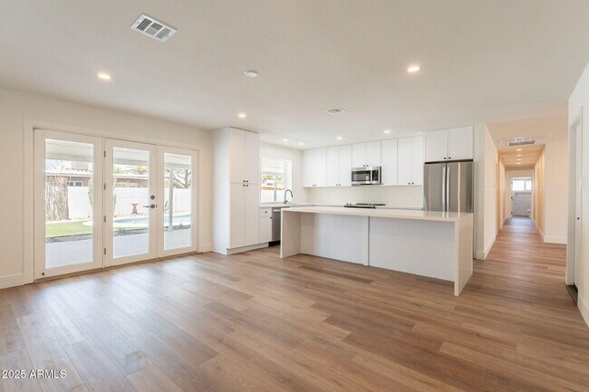 Building Photo - 1530 E Alameda Dr