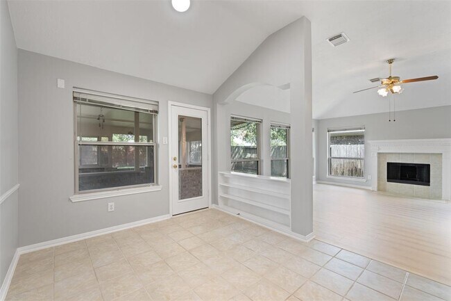 Building Photo - 2618 Parkbriar Ln