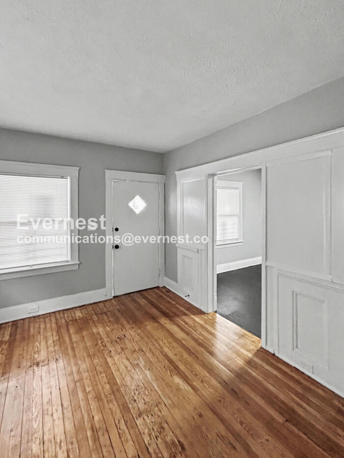 Building Photo - 2932 E 118th St