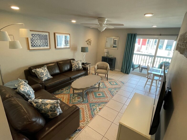 Living room from main entry - 1650 Via de Luna Dr