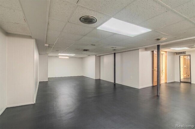 Building Photo - 20625 Elizabeth St