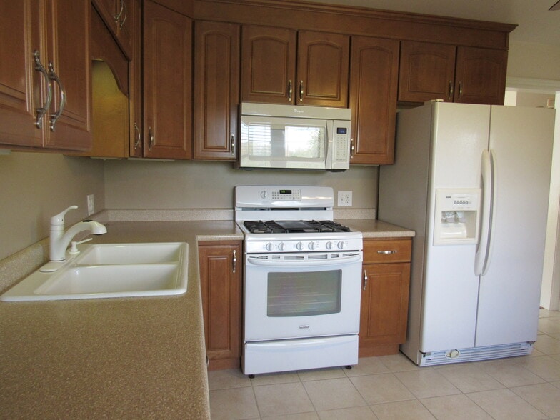 Building Photo - 233 Manor Dr