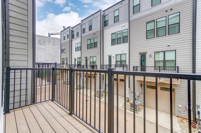 Building Photo - 3 Bedroom Townhome minutes from South End!