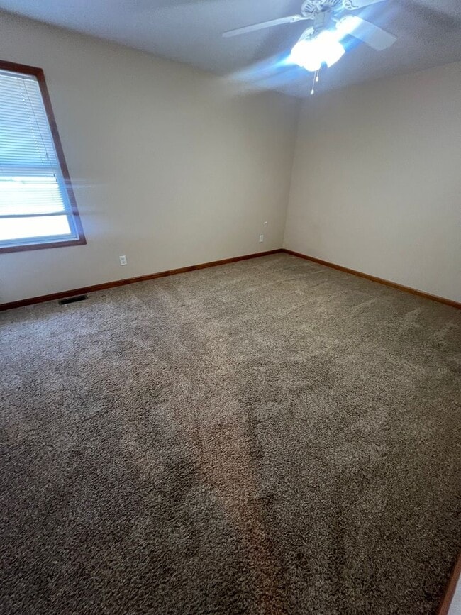 Building Photo - Move in ready 2 bedroom 1.5 bath Chatham Townhouse