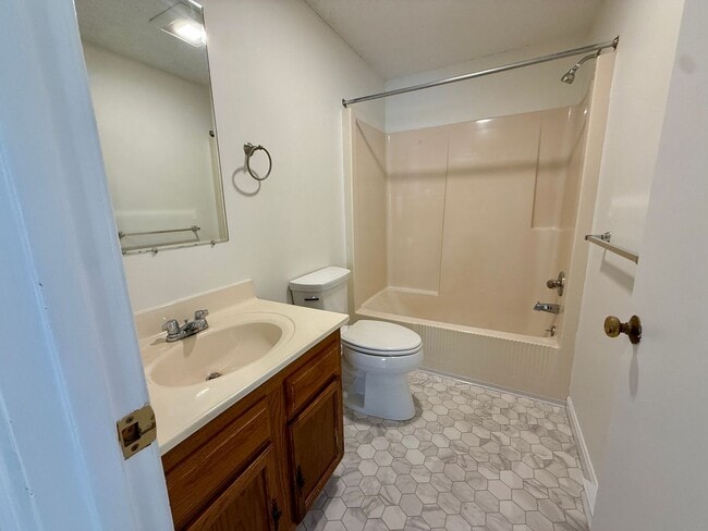 Building Photo - 37 Oakwood Terrace