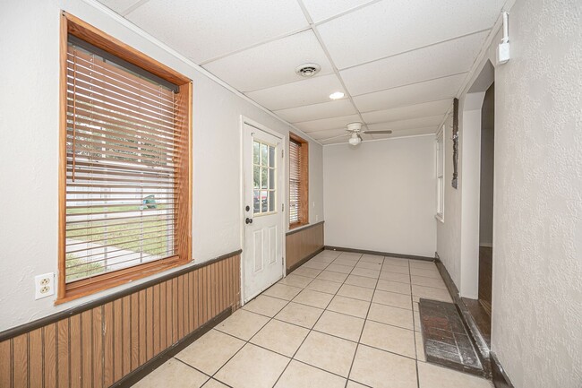 Building Photo - Cute Rental Home