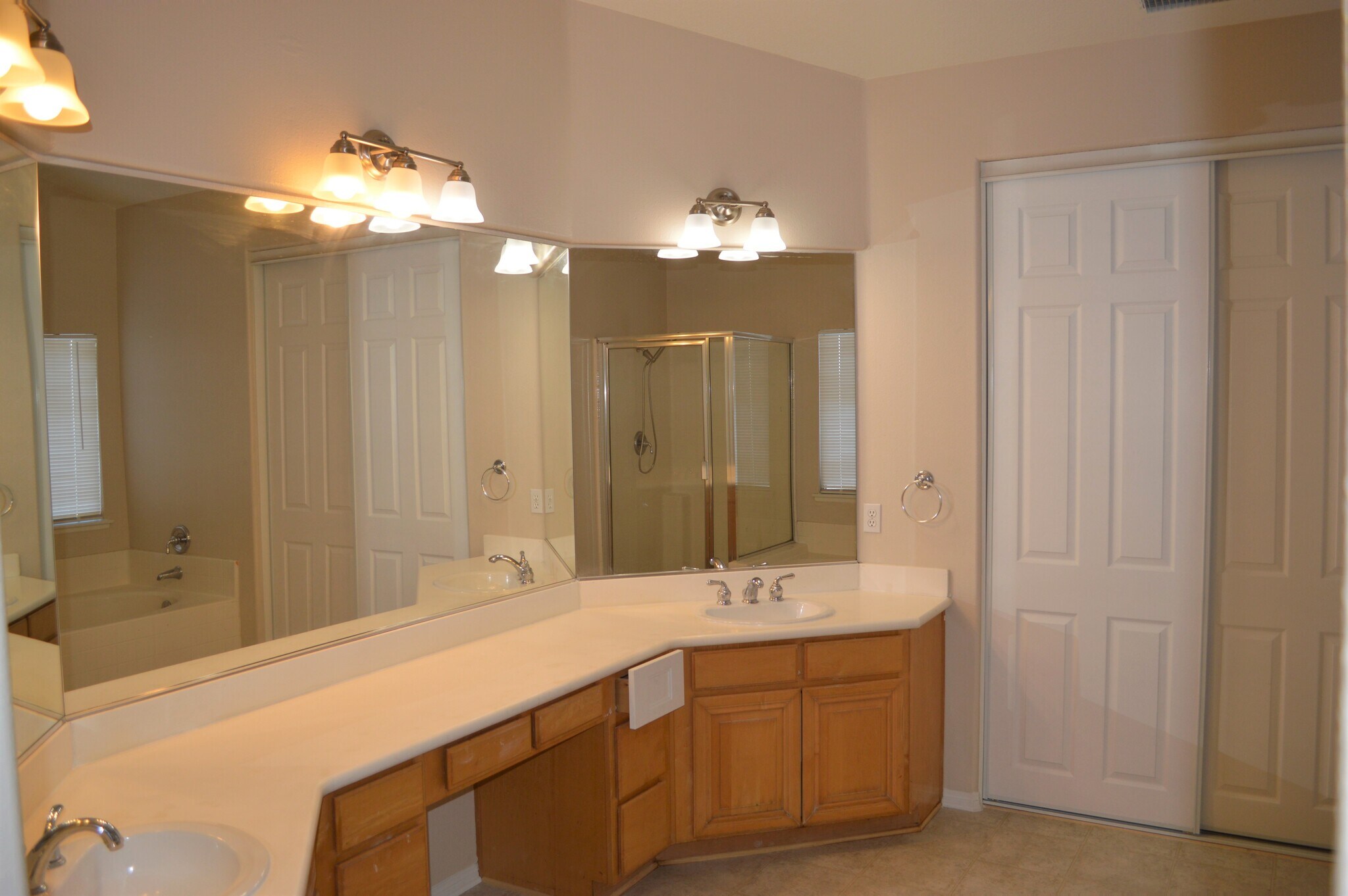 Building Photo - 948 Villa Montes Cir