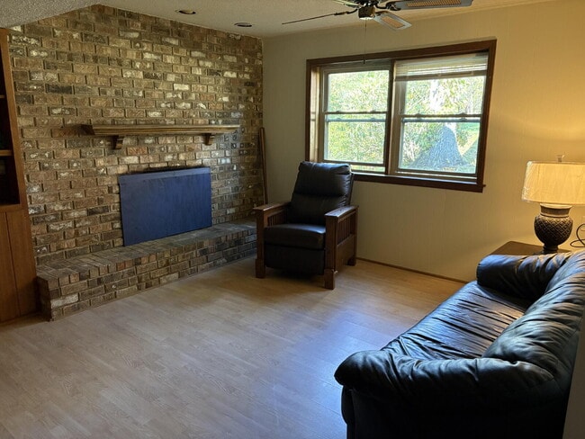 Building Photo - Great One Bedroom Furnished Apartment in H...
