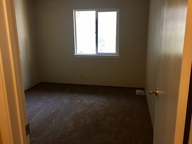 Building Photo - 1489 St James Pky