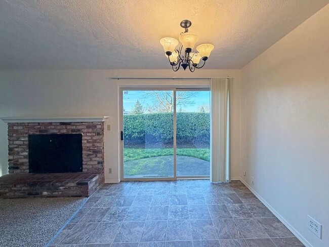 Building Photo - 25 Wedgewood Dr