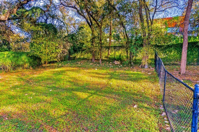 Building Photo - 701 Azie Morton Rd