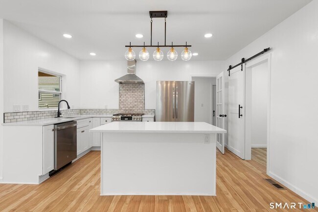 Building Photo - 810 Brewster St