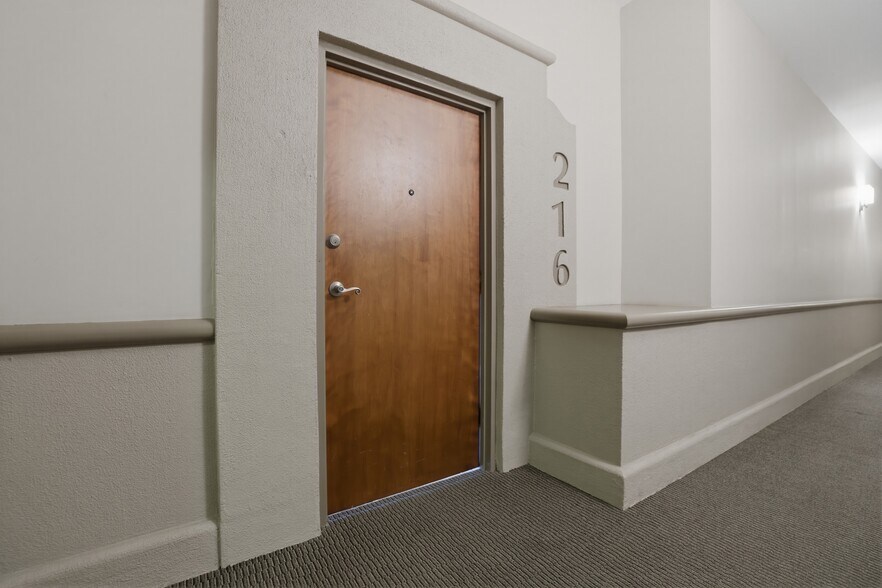Building Photo - 611 N Park Ave