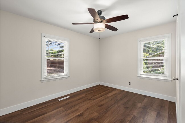 Building Photo - 2720 N Oakridge Cir