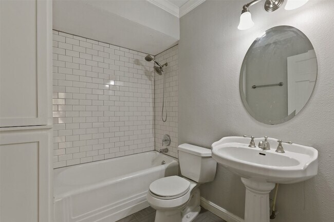 Building Photo - 7115 La Vista Dr