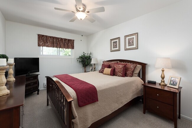 Building Photo - 720 Maple Ave