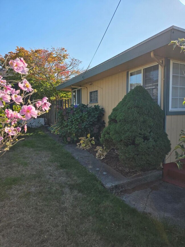 Building Photo - 2 Bedroom Home in Manette!