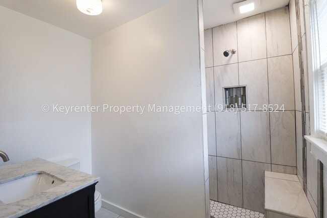 Building Photo - 732 N Victor Ave