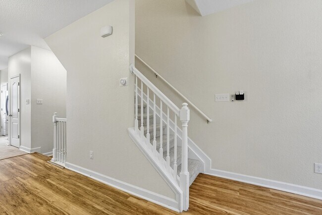 Building Photo - 230 Paradise Dr