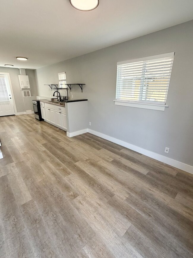 Building Photo - 2 Bedroom, 1 Bathroom Home