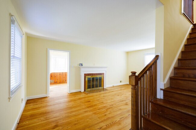 Building Photo - Charming 3BR/2BA Home with Bonus Room, Sunroom & Private Driveway – Prime Hyattsville Location!