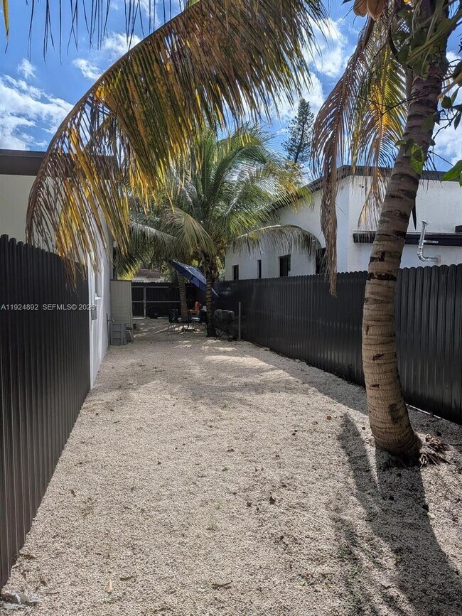 Building Photo - 911 Sharar Ave