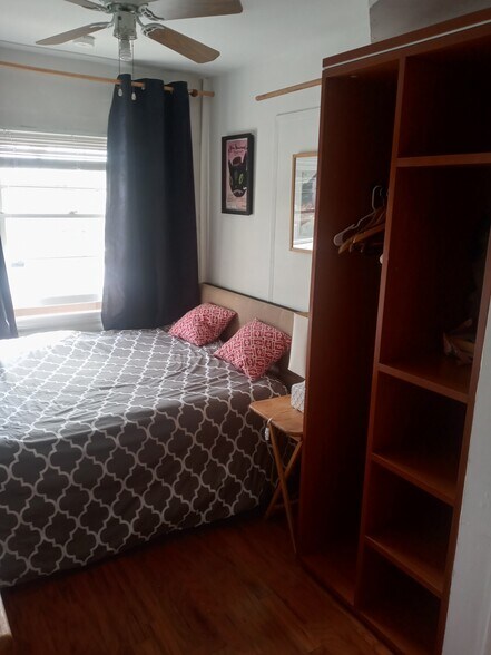 Small bedroom 13ftx71/2ft - 2023 Cloverfield Blvd