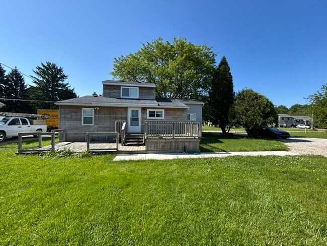 Building Photo - Single Family - 3 Bed - 2 Bath Home in a Private Setting