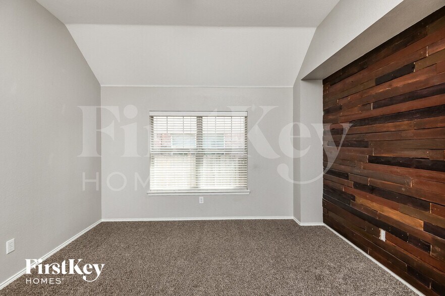 Building Photo - 423 Hackberry Dr