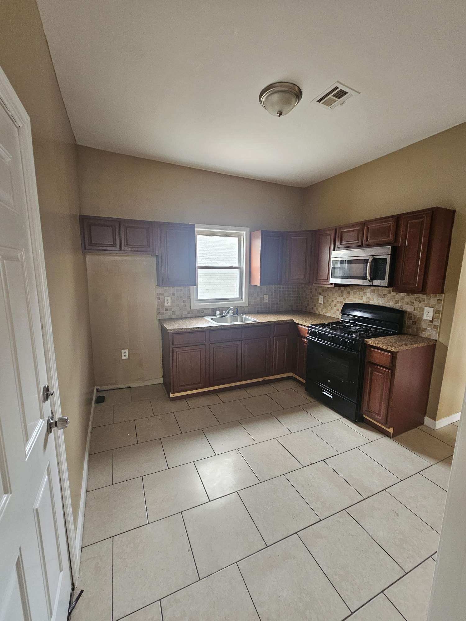 Kitchen - 31 Stuyvesant Ave