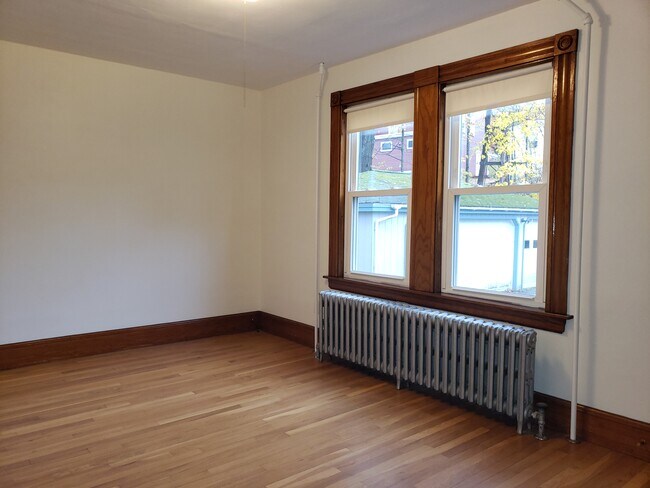 Building Photo - 12 Maple St