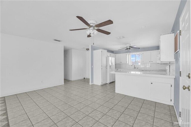 Building Photo - 20 Meadow Way Dr