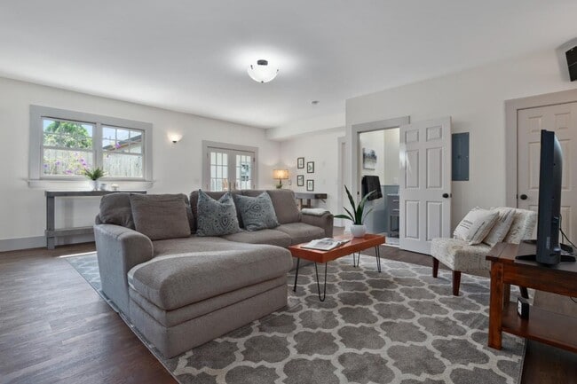 Building Photo - 114 Fairbanks St