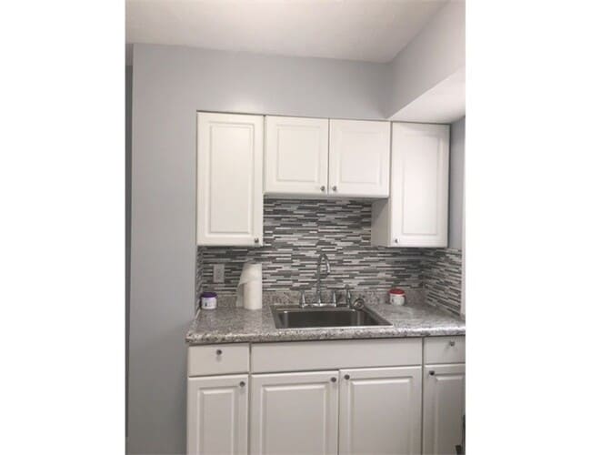 Building Photo - Renovated 2 bdr/1 bath duplex across from ...